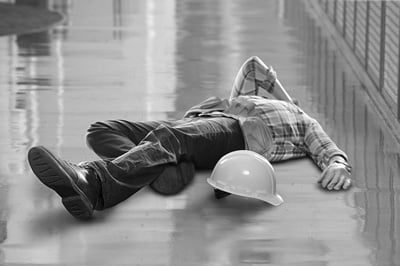 Ein Alleinarbeiter am Boden nach einem Unfall